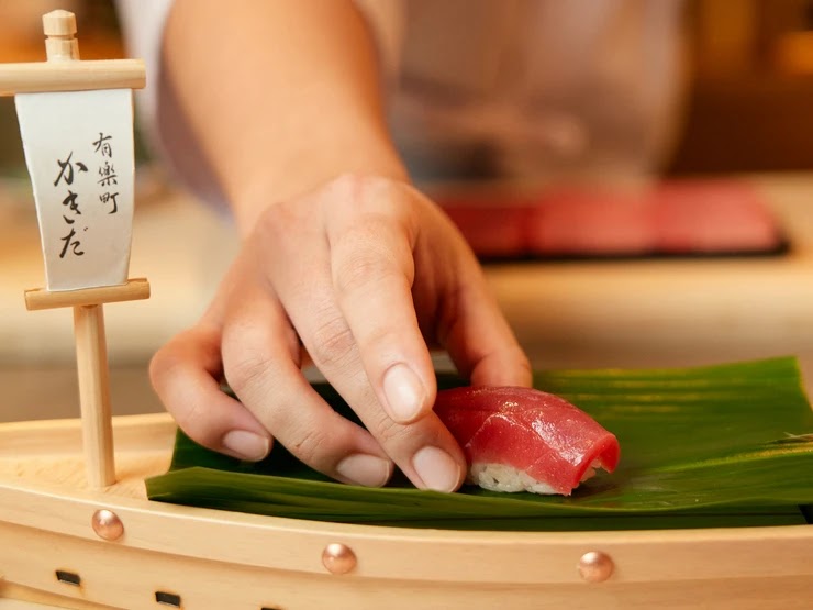 笹の葉に握られたマグロの握り寿司